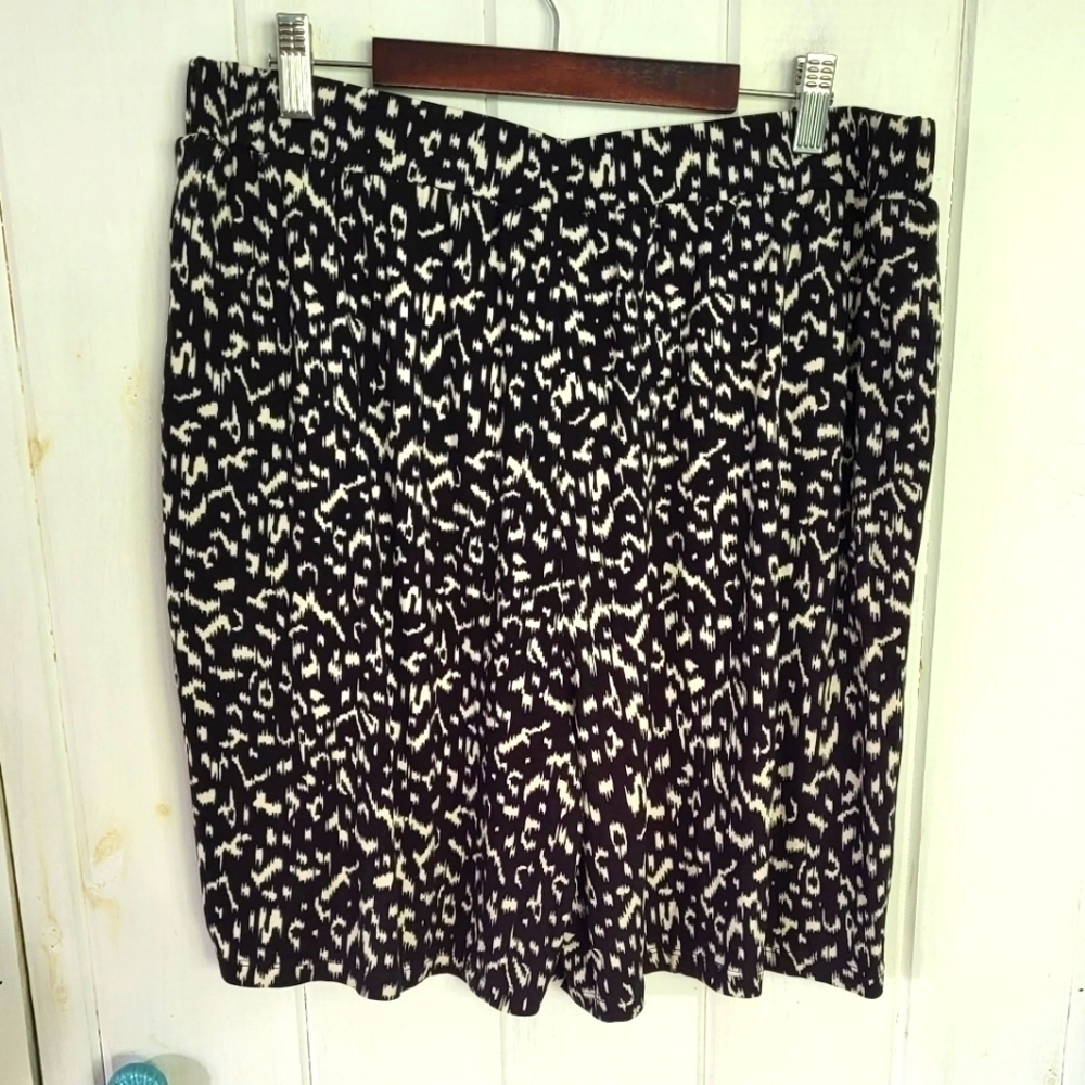 Avenue Abstract Print Flowy Viscose Wide Leg Short